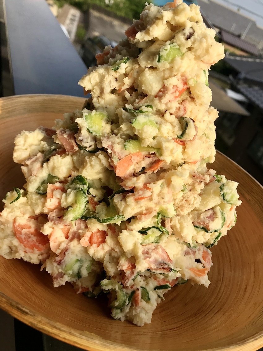 見よ！ このそびえ立つポテサラ...