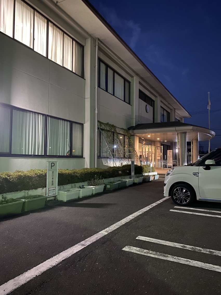 夜の投票所（市役所出張所）