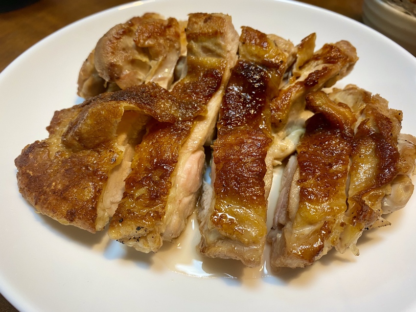モモもムネも皮をパリッとよく焼...