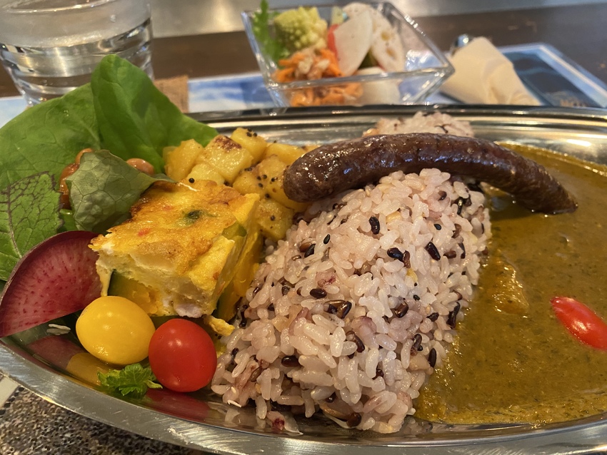 カレーには前菜やドリンクも付い...