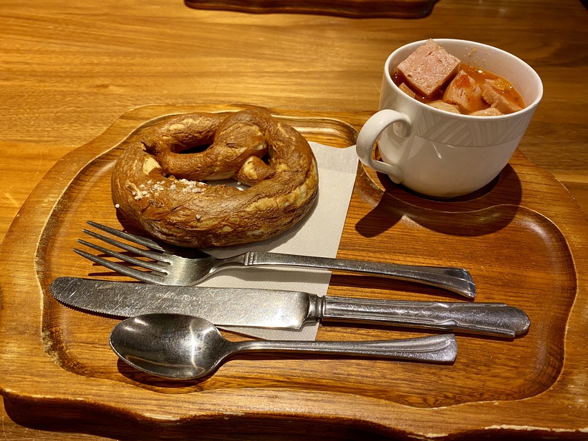 ランチのプレッツェルとトマトス...