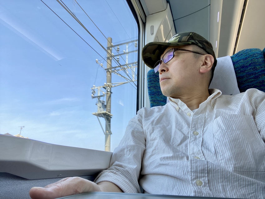 大きな窓からの車窓を ゆっくり...