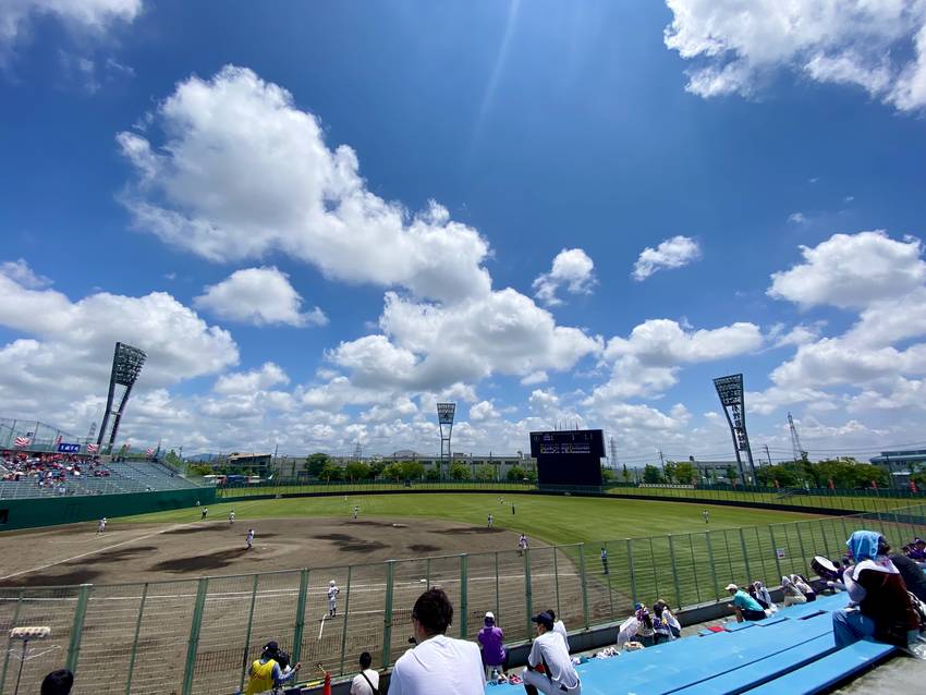 突き抜ける青空の下 球児が熱戦...