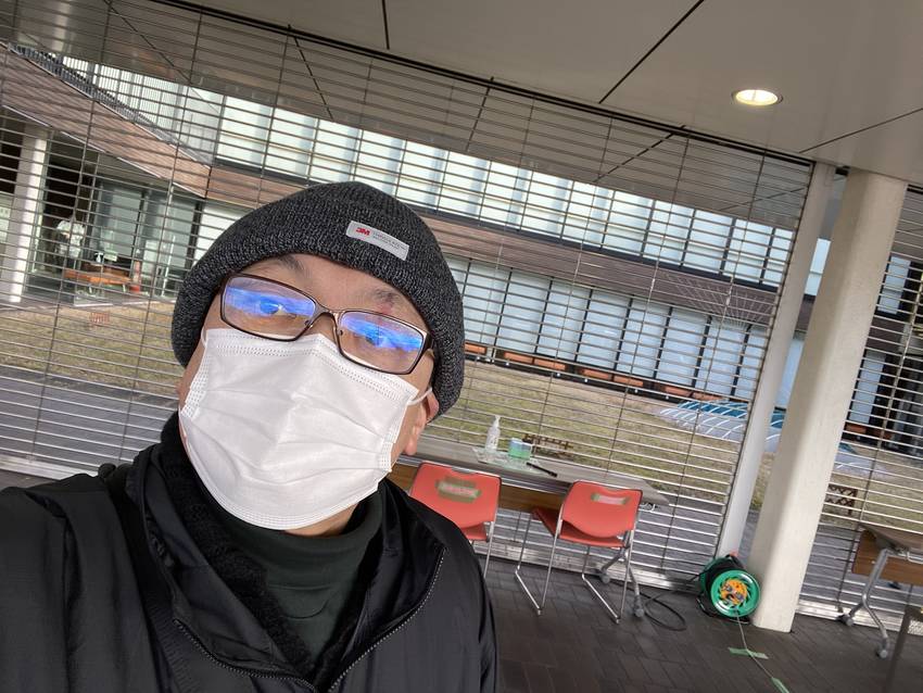 猛烈に寒い北風が吹き付ける外で...