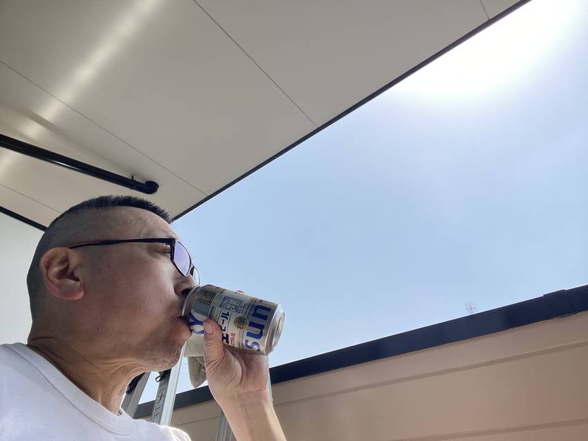 青空の下で飲むビールって ほん...