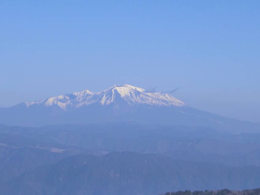 御嶽山の山頂付近を雲が通り過ぎ...