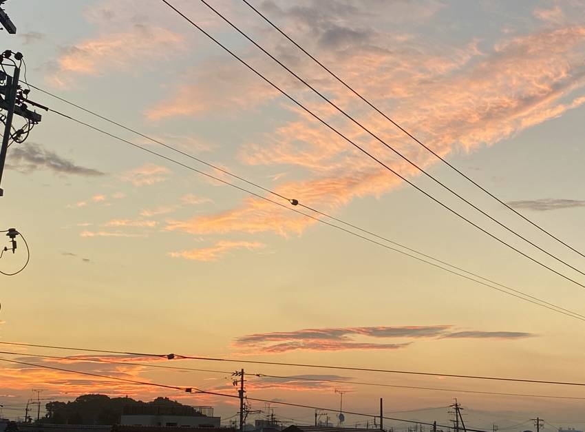 まだ見えぬ陽の光が雲を照らす様...