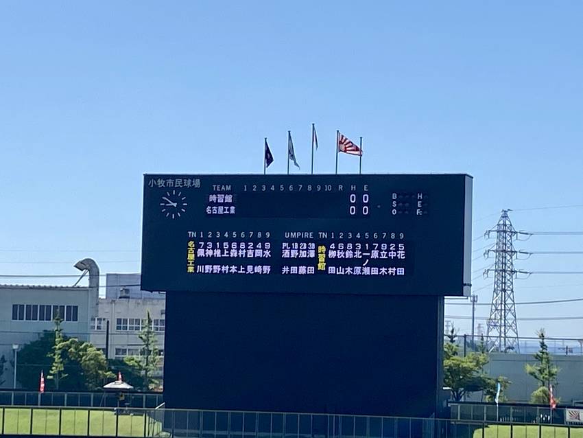 風はバックスクリーンへ 打球は...