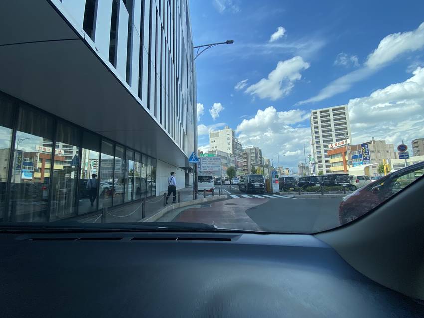 尾張一宮駅前で 青空に酔ってま...