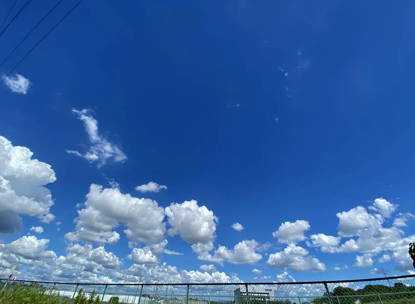 突き抜ける青空が気持ちのいい午...