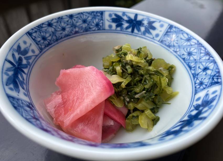 赤カブの酢漬けと大根菜炒め 手...