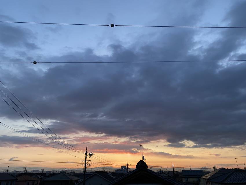雲を次々に照らしていく朝陽の ...