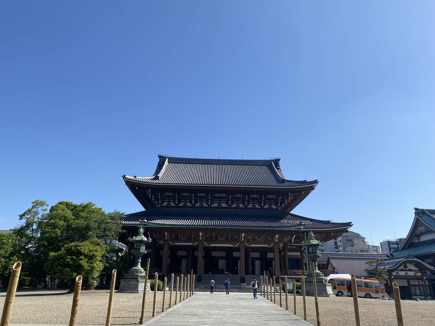 門を入るとそびえ建つ 立派な本...
