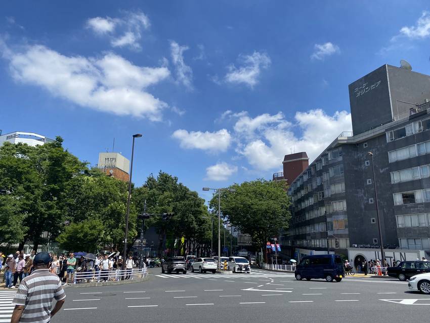 原宿駅からの〜表参道 なんか見...