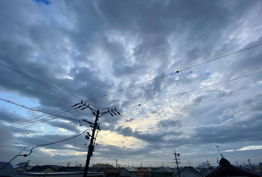 曇り空の隙間から見える青い空が...