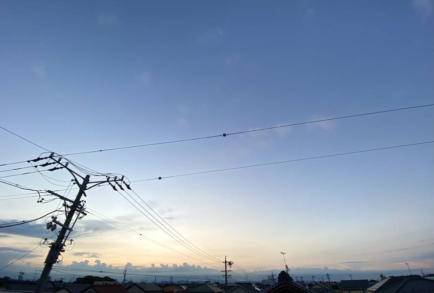 東の方は荒れまくった雲さん達で...