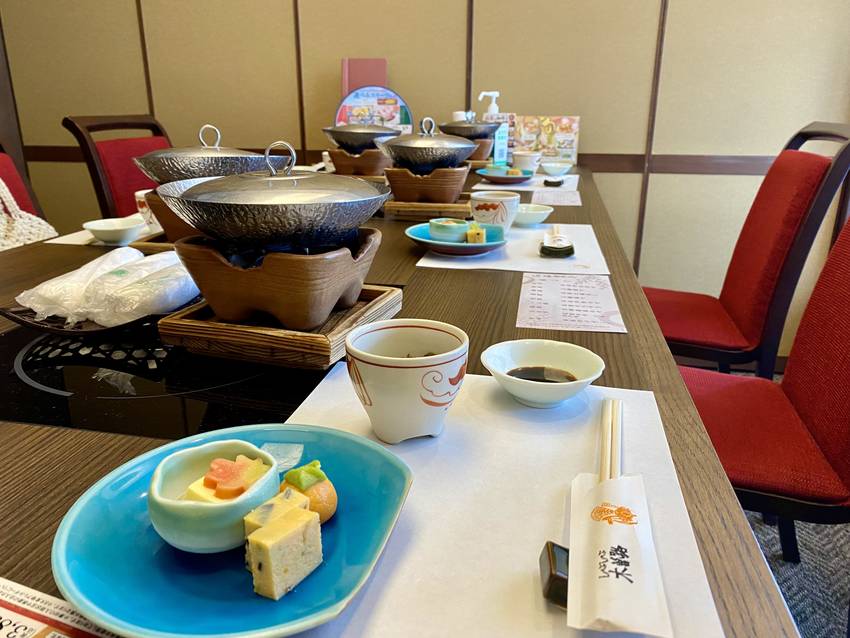 季節の会席料理とのことです（笑...
