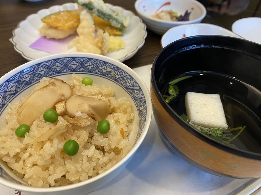 松茸ご飯に天ぷら、 上手に炊け...