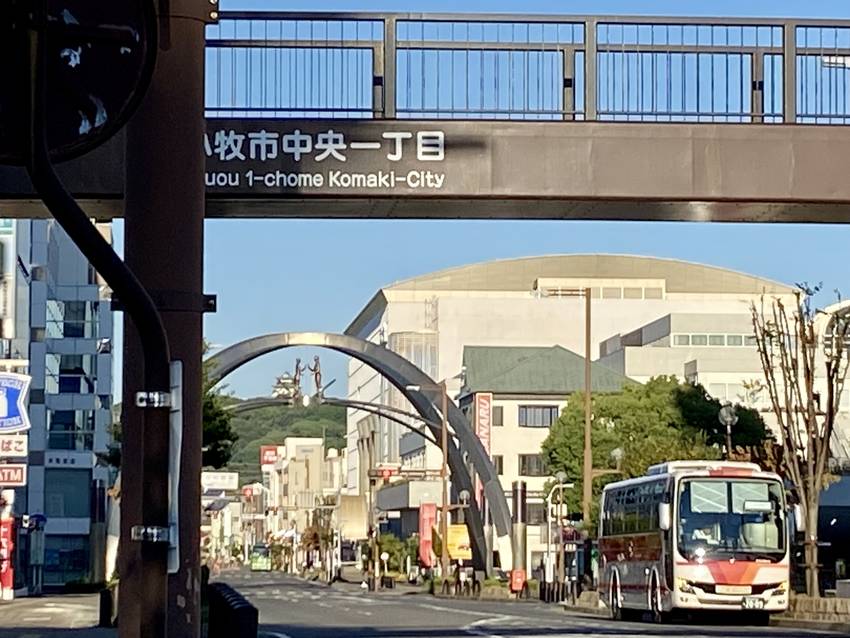 正面が小牧城です 見にくいねえ...