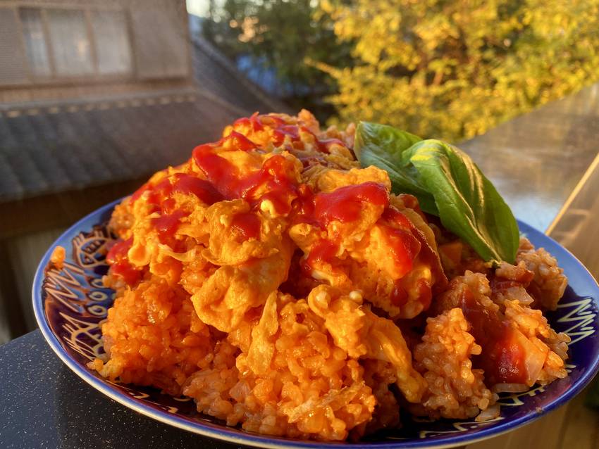 朝陽を浴びる赤いご飯
