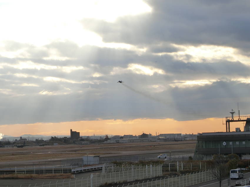 T4は浜松基地から飛んできた ...