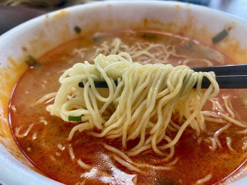 麺は極細麺で 豚骨スープがよく...