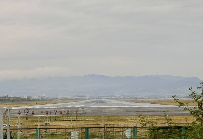早朝始発前のランウェイ