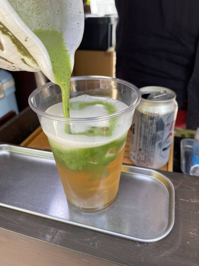 一杯一杯目の前でお茶をたてて ...