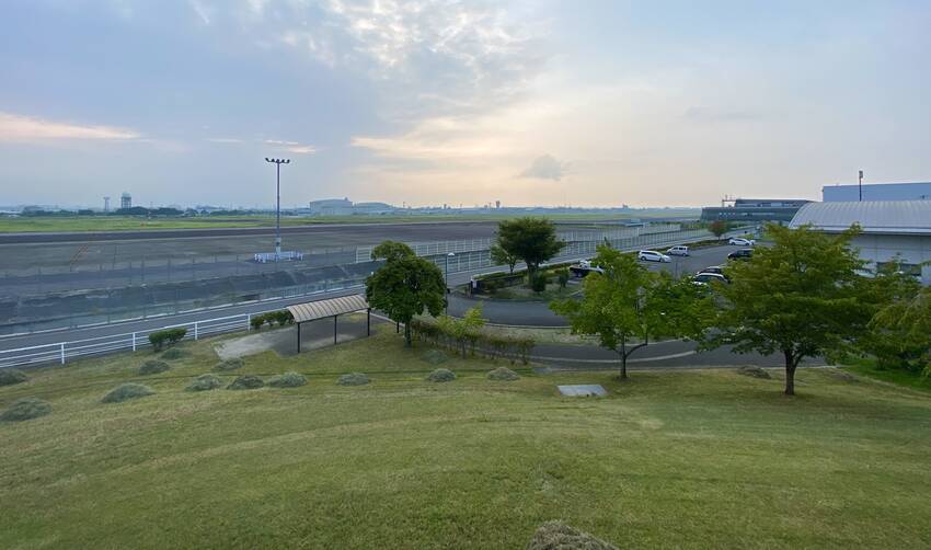 誰も居ない滑走路脇の公園それで...