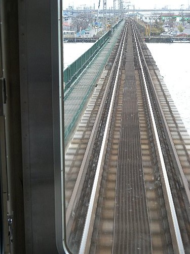 車窓に鉄橋が