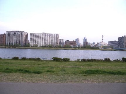 早朝に歩いて