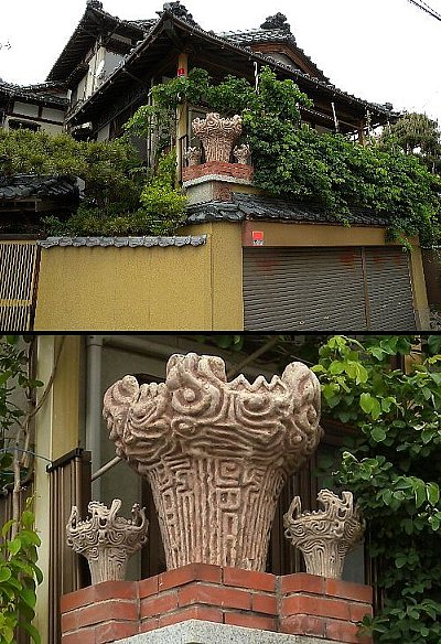 塀の上に