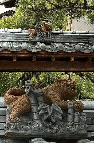 門の屋根には