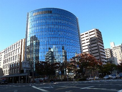 秋晴れに