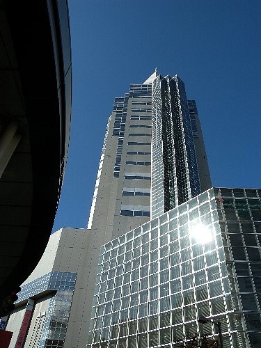 高層ビルも太陽を受けて