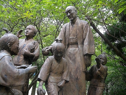 良寛の銅像の下で