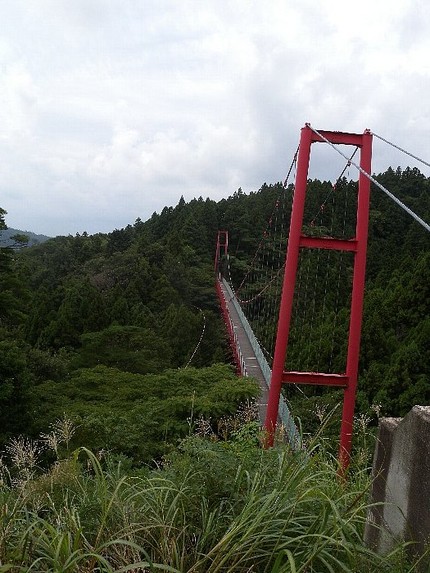 大きな吊り橋が