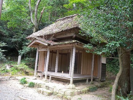 質素な佇まい