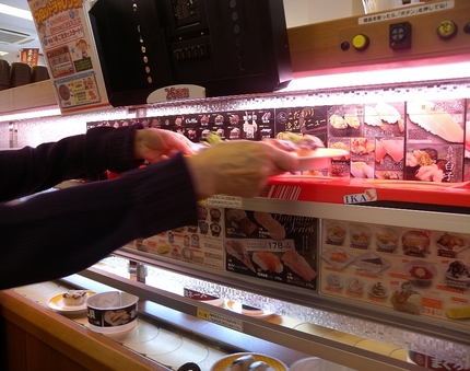 赤い列車で注文品が到着。取り出...