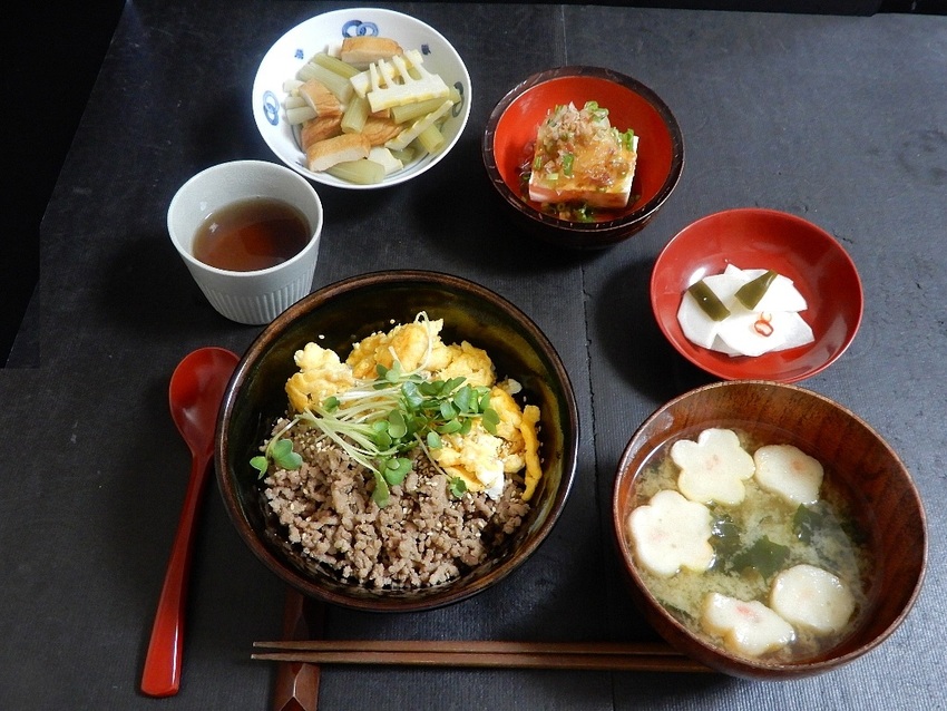 丼飯「挽肉のそぼろ＋炒り玉子　...