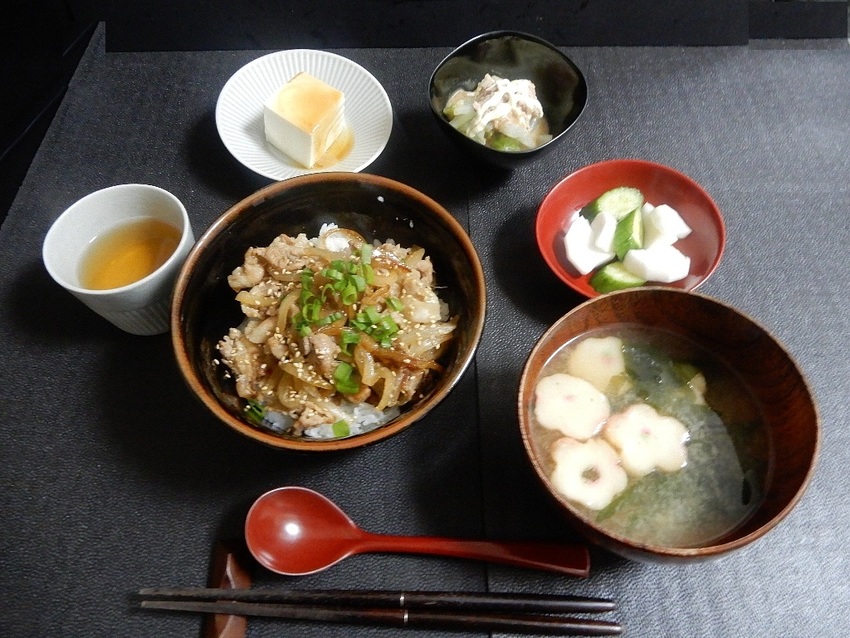 「豚肉丼」「冷や奴」温野菜「白...