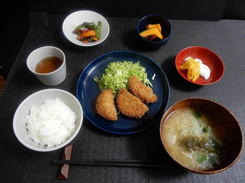 「ビーフコロッケ　刻みキャベツ...