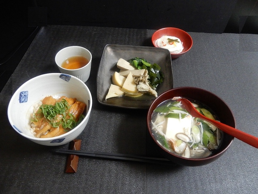 「あなご　丼」　煮物「若布＋筍...