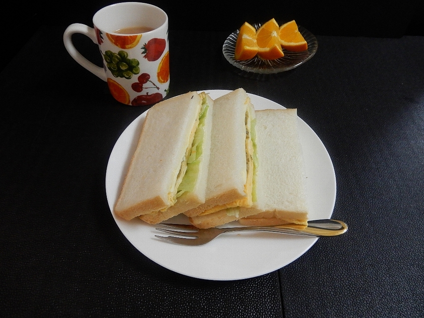 「サンドイッチ」　「オレンジ」