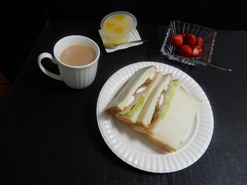 「サンドイッチ」　「いちご」　...