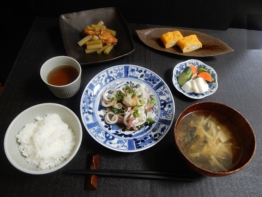 「茹でイカの刺身」　煮物「蕗と...