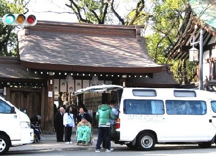 車椅子での参拝＠湊川神社東門