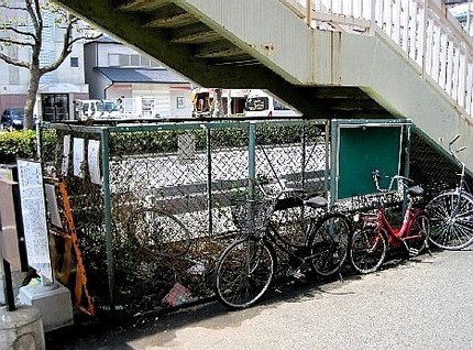 ＜歩道橋＞