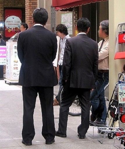＜新規オープン店舗の前＞