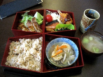二段弁当＠ごはん家【味菜】中央...